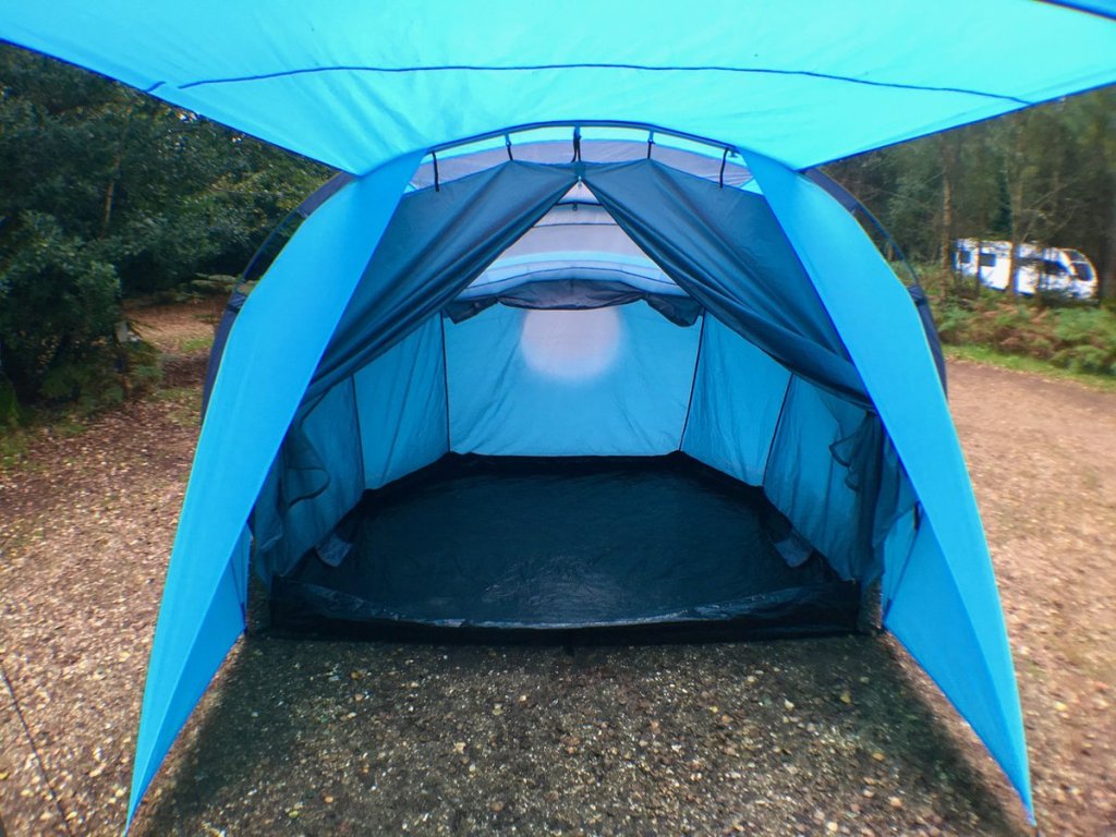 SheltaPod inner tent. An awning that works with any vehicle from SUVs, vans and jeeps to caravans, campers, campervans and motorhomes. It can be used as a sun canopy, half dome, 4 person tent and driveaway awning. A family tent for camping, small pack size and lightweight